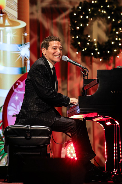 Michael Feinstein playing the piano